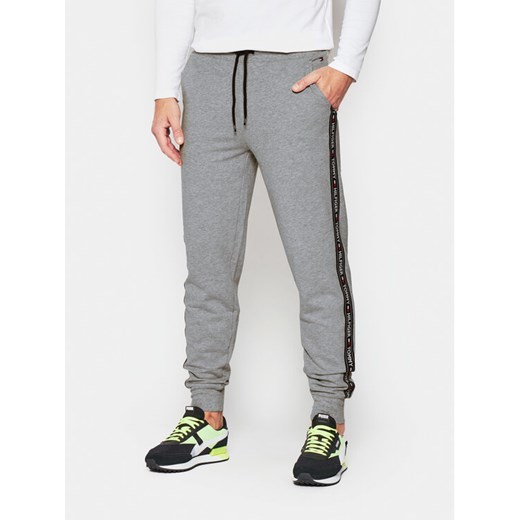 Tommy Hilfiger Spodnie dresowe Trucker UM0UM00706 Szary Regular Fit ze sklepu MODIVO w kategorii Spodnie męskie - zdjęcie 182757672