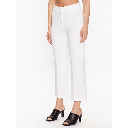 DKNY Spodnie materiałowe P2RVAO19 Biały Regular Fit ze sklepu MODIVO w kategorii Spodnie damskie - zdjęcie 182757783