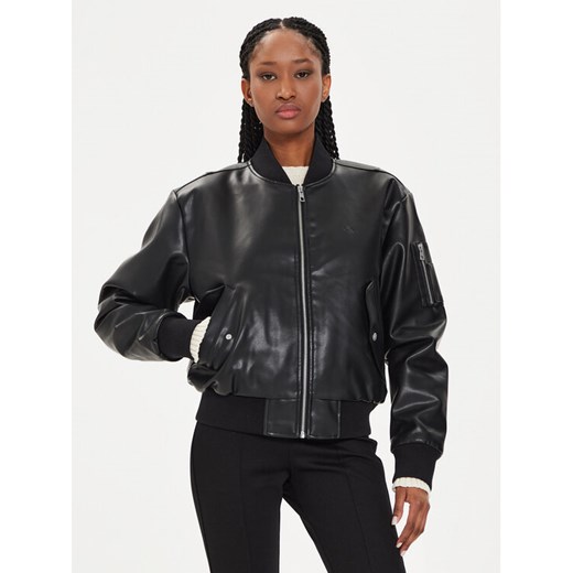 Calvin Klein Jeans Kurtka z imitacji skóry J20J223546 Czarny Regular Fit ze sklepu MODIVO w kategorii Kurtki damskie - zdjęcie 182758043