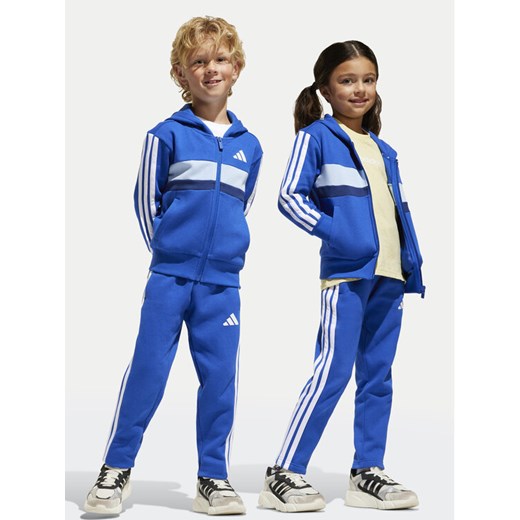 adidas Dres Seasonal Essentials Tiberio 3-Stripes JC7488 Niebieski Regular Fit ze sklepu MODIVO w kategorii Dresy chłopięce - zdjęcie 182758253