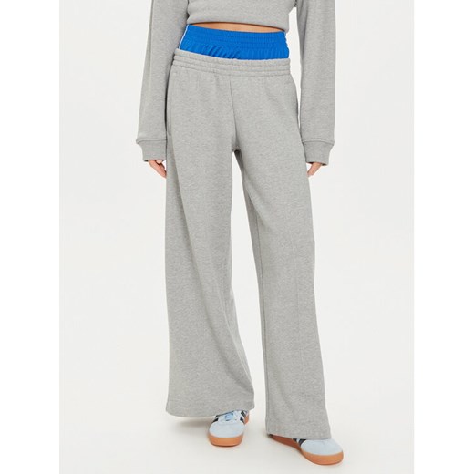 adidas Spodnie dresowe Kseniaschnaider IW5670 Szary Loose Fit ze sklepu MODIVO w kategorii Spodnie damskie - zdjęcie 182758600