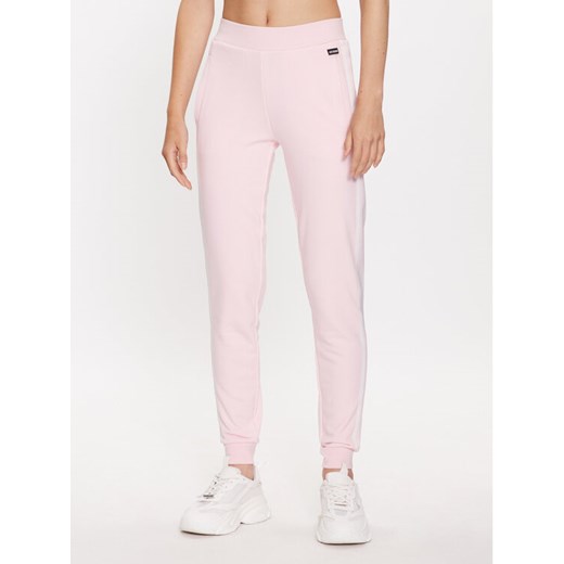 Guess Spodnie dresowe Rosas V3YB20 KBV71 Różowy Regular Fit ze sklepu MODIVO w kategorii Spodnie damskie - zdjęcie 182758711