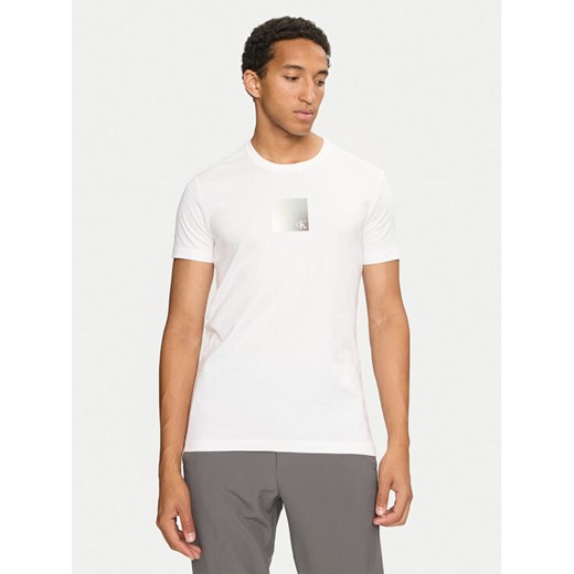 Calvin Klein Jeans T-Shirt Metallic Box J30J325686 Biały Slim Fit ze sklepu MODIVO w kategorii T-shirty męskie - zdjęcie 182759412