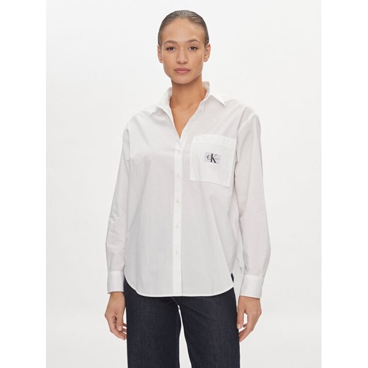 Calvin Klein Jeans Koszula J20J222610 Biały Relaxed Fit ze sklepu MODIVO w kategorii Koszule damskie - zdjęcie 182760064
