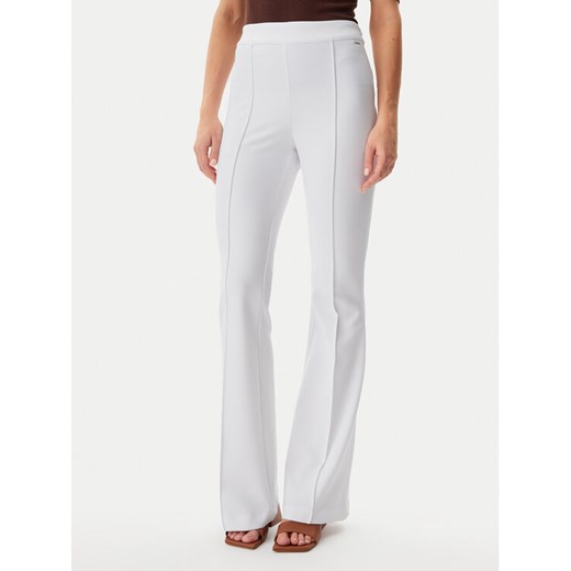 Guess Spodnie materiałowe W4YB01KCBO2 Biały Slim Fit ze sklepu MODIVO w kategorii Spodnie damskie - zdjęcie 182760173