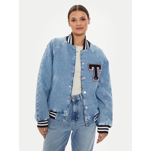Tommy Jeans Kurtka jeansowa Letterman DW0DW18202 Niebieski Oversize ze sklepu MODIVO w kategorii Kurtki damskie - zdjęcie 182760533