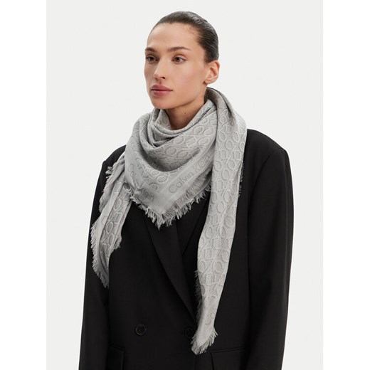 Calvin Klein Chusta K60K608779 Szary ze sklepu MODIVO w kategorii Szaliki i chusty damskie - zdjęcie 182760952