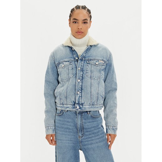 Calvin Klein Jeans Kurtka jeansowa J20J224096 Niebieski Regular Fit ze sklepu MODIVO w kategorii Kurtki damskie - zdjęcie 182761754