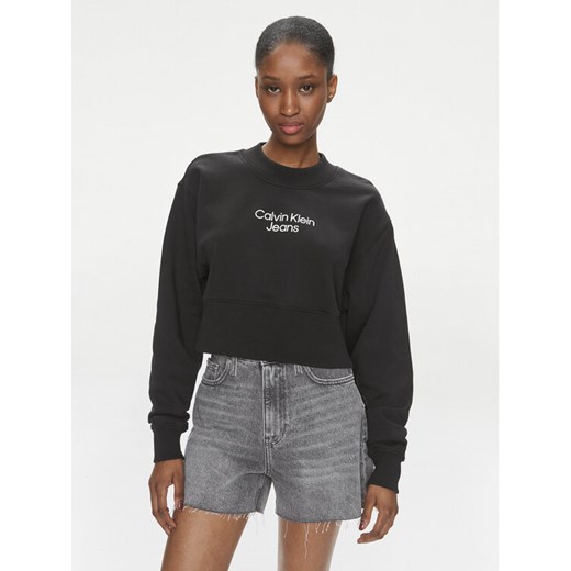 Calvin Klein Jeans Bluza Stacked Institutional J20J221466 Czarny Regular Fit ze sklepu MODIVO w kategorii Bluzy damskie - zdjęcie 182762141