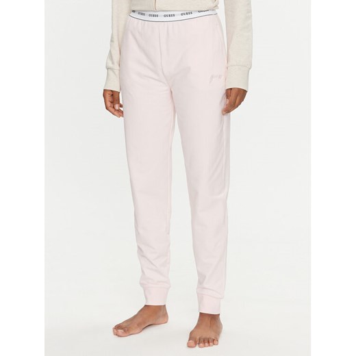 Guess Spodnie dresowe Carrie O3YB00 KBS91 Różowy Regular Fit ze sklepu MODIVO w kategorii Spodnie damskie - zdjęcie 182764503