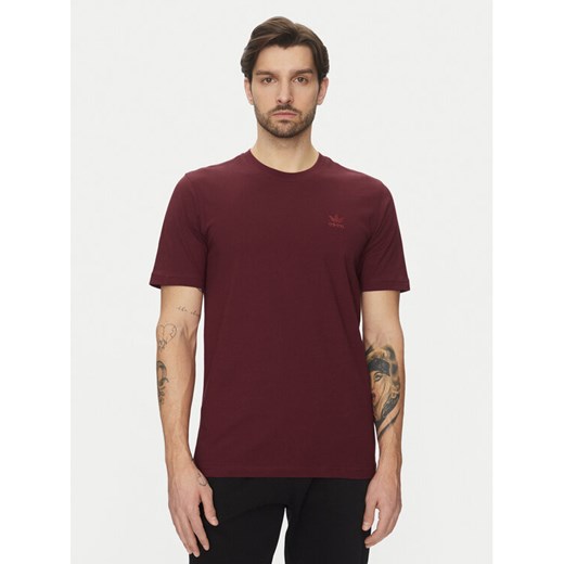 adidas T-Shirt Trefoil Essentials JC9992 Bordowy Regular Fit ze sklepu MODIVO w kategorii T-shirty męskie - zdjęcie 182765393