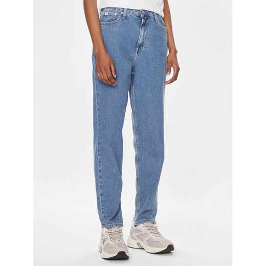 Calvin Klein Jeans Jeansy J20J221588 Niebieski Mom Fit ze sklepu MODIVO w kategorii Jeansy damskie - zdjęcie 182766172