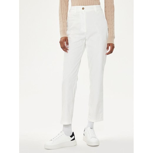 Gant Chinosy 4150261 Biały Slim Fit ze sklepu MODIVO w kategorii Spodnie damskie - zdjęcie 182766541