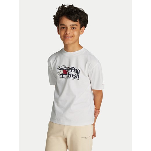 Tommy Hilfiger T-Shirt Flag Fun KB0KB09354 S Biały Regular Fit ze sklepu MODIVO w kategorii T-shirty chłopięce - zdjęcie 182766661