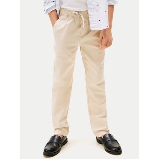 Tommy Hilfiger Spodnie materiałowe KB0KB09764 Beżowy Regular Fit ze sklepu MODIVO w kategorii Spodnie chłopięce - zdjęcie 182766690