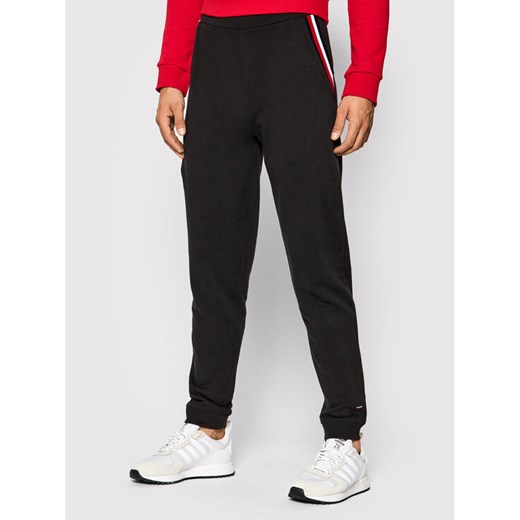 Tommy Hilfiger Spodnie dresowe Track UM0UM02352 Czarny Regular Fit ze sklepu MODIVO w kategorii Spodnie męskie - zdjęcie 182766794