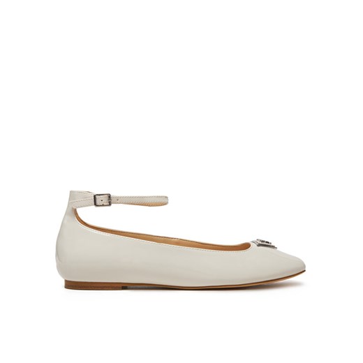 Guess Baleriny FLPLVV PAT02 Écru ze sklepu MODIVO w kategorii Balerinki - zdjęcie 182767010