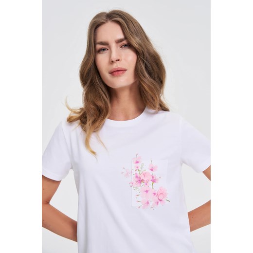 T-shirt z printem na kieszonce biały ze sklepu Moodo.pl w kategorii Bluzki damskie - zdjęcie 183553604