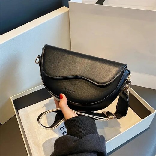 Mała torba crossbody z szerokim paskiem - Czarny ze sklepu Intimica.pl w kategorii Listonoszki - zdjęcie 183554823