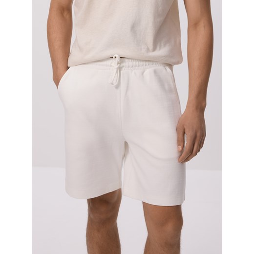 Reserved - Szorty regular fit - złamana biel ze sklepu Reserved w kategorii Spodenki męskie - zdjęcie 183560452