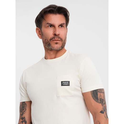 Męski casualowy t-shirt z naszywką na kieszeni – kremowy V8 OM-TSCT-0109 ze sklepu ombre w kategorii T-shirty męskie - zdjęcie 183563151