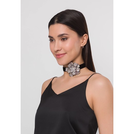 Czarny choker z kwiatem z cyrkoniami ze sklepu Molton w kategorii Naszyjniki - zdjęcie 183567874