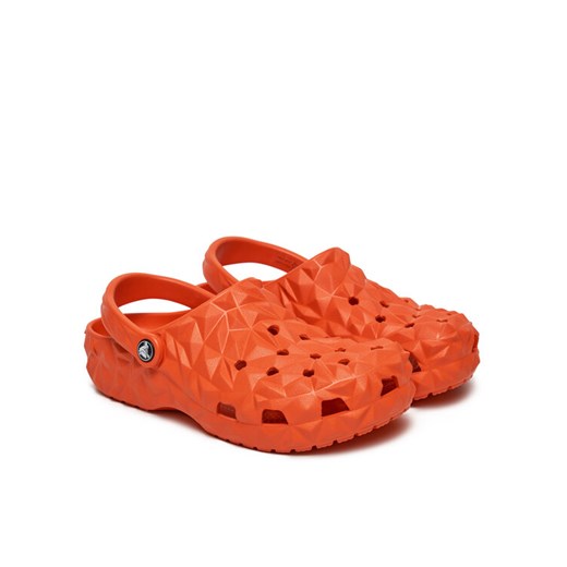 Klapki Crocs Classic Geometric Clog 209563 Czerwony ze sklepu eobuwie.pl w kategorii Klapki damskie - zdjęcie 183572774