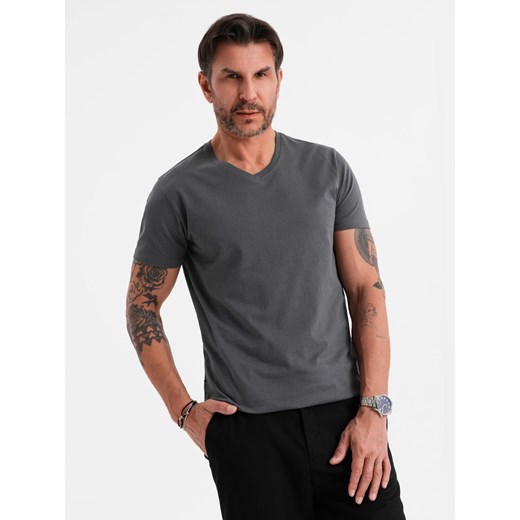 Męska klasyczna bawełniana koszulka z dekoltem w serek BASIC – grafitowa V3 OM-TSBS-0237 ze sklepu ombre w kategorii T-shirty męskie - zdjęcie 183574940