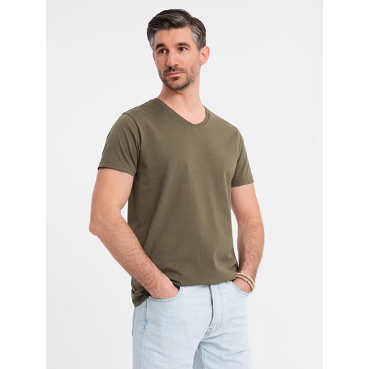Męska klasyczna bawełniana koszulka z dekoltem w serek BASIC – ciemnooliwkowa V6 OM-TSBS-0237 ze sklepu ombre w kategorii T-shirty męskie - zdjęcie 183574964
