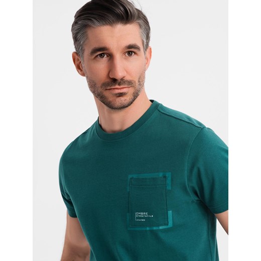 Bawełniany męski t-shirt z nadrukiem na kieszonce – ciemnozielony V5 OM-TSPT-0154 ze sklepu ombre w kategorii T-shirty męskie - zdjęcie 183575083