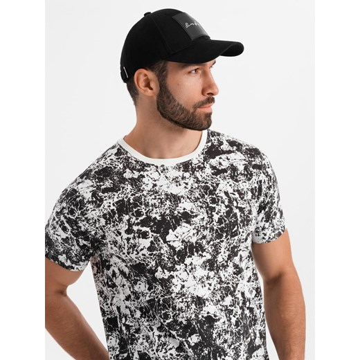 Męska wzorzysta bawełniana koszulka z krótkim rękawem – biało-czarna V2 OM-TSFP-0223 ze sklepu ombre w kategorii T-shirty męskie - zdjęcie 183575150