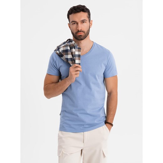 Klasyczna męska bawełniana koszulka z dekoltem w serek BASIC – niebieska V20 OM-TSBS-0237 ze sklepu ombre w kategorii T-shirty męskie - zdjęcie 183575222