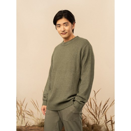 Męski sweter Outhorn OTHAW22TSWEM005 - khaki ze sklepu Sportstylestory.com w kategorii Swetry męskie - zdjęcie 183577093