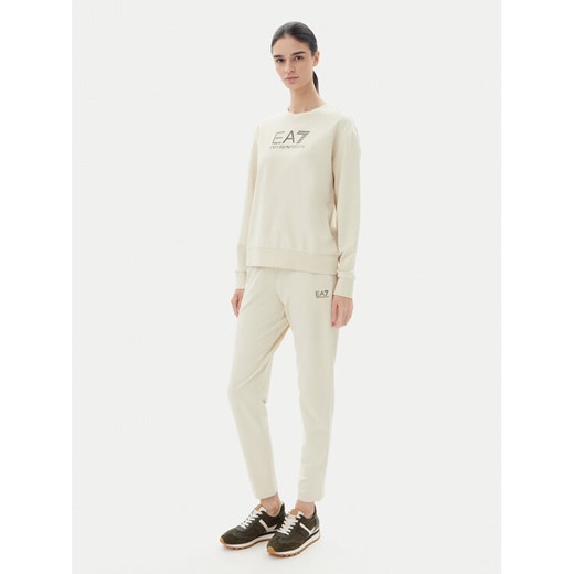 EA7 Emporio Armani Dres 7W000115 AF13135 U1079 Beżowy Regular Fit ze sklepu MODIVO w kategorii Dresy damskie - zdjęcie 183578581