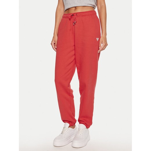 Guess Jeans Spodnie dresowe W4YB33 KC811 Czerwony Regular Fit ze sklepu MODIVO w kategorii Spodnie damskie - zdjęcie 183578613