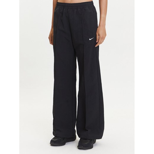 Nike Spodnie dresowe Trend FQ3588 Czarny Relaxed Fit ze sklepu MODIVO w kategorii Spodnie damskie - zdjęcie 183595720
