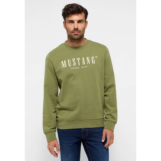 Męska bluza nierozpinana Mustang Style Clio Loden Green 1015917 6353 ze sklepu YouNeedit.pl w kategorii Bluzy męskie - zdjęcie 183597141