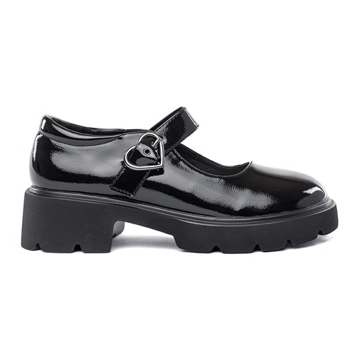 Lakierowane czarne loafersy na grubej podeszwie ze sklepu ButyModne.pl w kategorii Półbuty damskie - zdjęcie 183597774