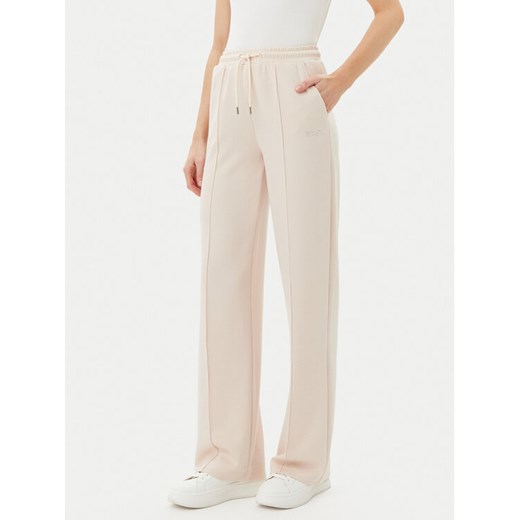 Guess Spodnie dresowe V5RB19 KCOB2 Beżowy Regular Fit ze sklepu MODIVO w kategorii Spodnie damskie - zdjęcie 183599680
