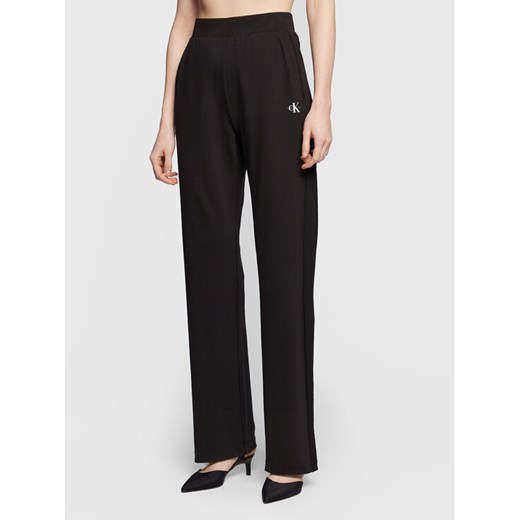 Calvin Klein Jeans Spodnie dresowe J20J220268 Czarny Regular Fit ze sklepu MODIVO w kategorii Spodnie damskie - zdjęcie 183603004
