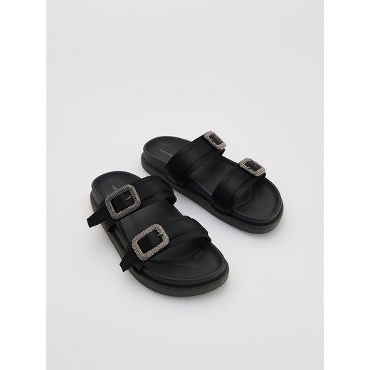 Reserved - Klapki z klamrami - czarny Reserved 36 Reserved