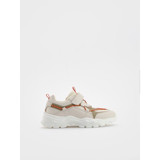 Reserved - Sneakersy na rzepy - beżowy ze sklepu Reserved w kategorii Spodnie męskie - zdjęcie 183608644