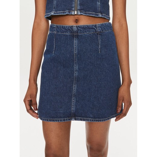 Calvin Klein Jeans Spódnica jeansowa J20J222827 Granatowy Regular Fit ze sklepu MODIVO w kategorii Spódnice - zdjęcie 183612903