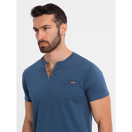 T-shirt męski z dekoltem na guziki i zamszowym wykończeniem – ciemnoniebieski V2 OM-TSCT-0206 ze sklepu ombre w kategorii T-shirty męskie - zdjęcie 183616324