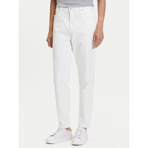 Calvin Klein Jeans Jeansy J20J225137 Biały Mom Fit ze sklepu MODIVO w kategorii Jeansy damskie - zdjęcie 183620134