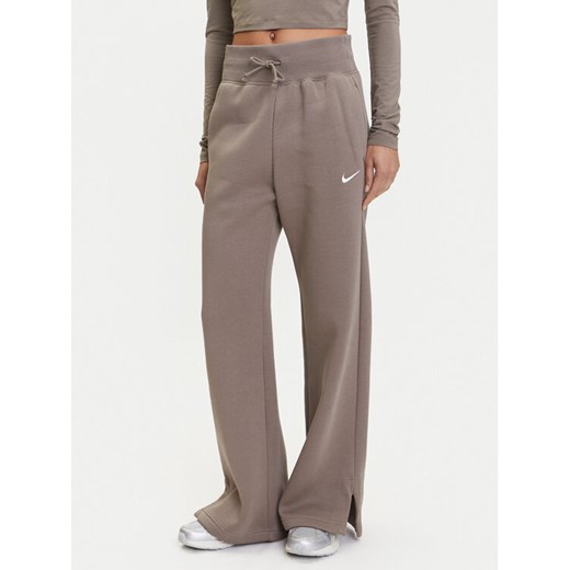 Nike Spodnie dresowe Phoenix DQ5615 Brązowy Regular Fit ze sklepu MODIVO w kategorii Spodnie damskie - zdjęcie 183620250