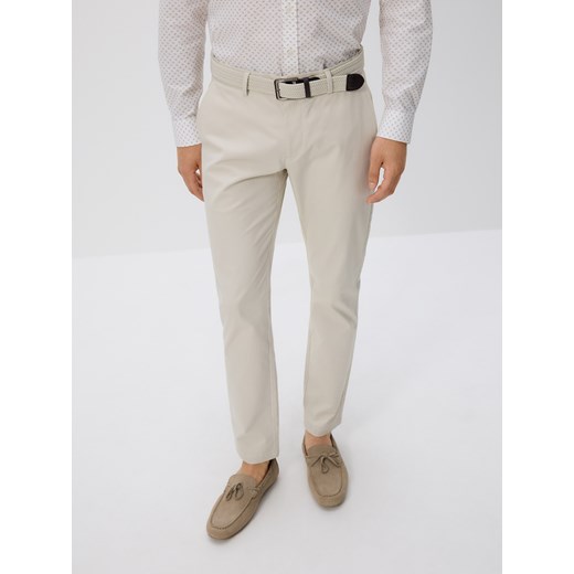 Reserved - Spodnie chino slim z paskiem - beżowy ze sklepu Reserved w kategorii Spodnie męskie - zdjęcie 183622502