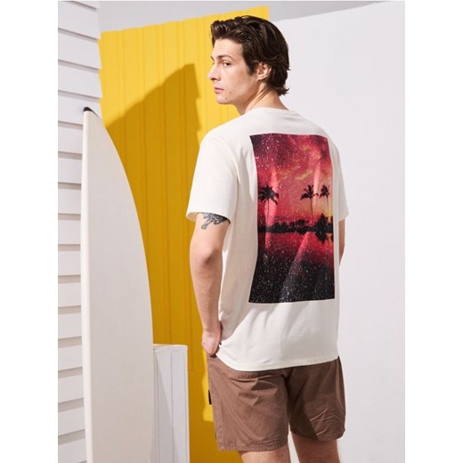 Sinsay - Bawełniana koszulka comfort fit z nadrukiem na plecach - kremowy ze sklepu Sinsay w kategorii T-shirty męskie - zdjęcie 183627204