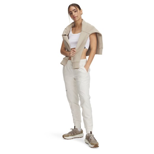 Damskie spodnie treningowe joggery Under Armour UA Unstoppable Jogger - beżowe ze sklepu Sportstylestory.com w kategorii Spodnie damskie - zdjęcie 183628822
