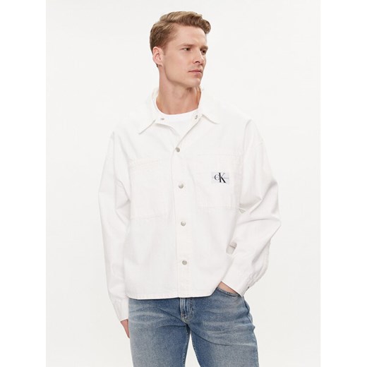 Calvin Klein Jeans Koszula jeansowa J30J324869 Biały Relaxed Fit ze sklepu MODIVO w kategorii Koszule męskie - zdjęcie 183635004